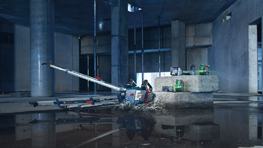 보쉬 프로페셔널 도구가 물 웅덩이가 있는 방에서 작업하고 있습니다.