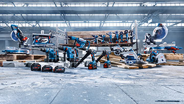 바닥에 있는 다양한 Bosch Professional 도구와 배터리.