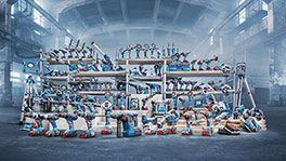 산업 홀의 선반에 있는 다양한 Bosch Professional 도구.