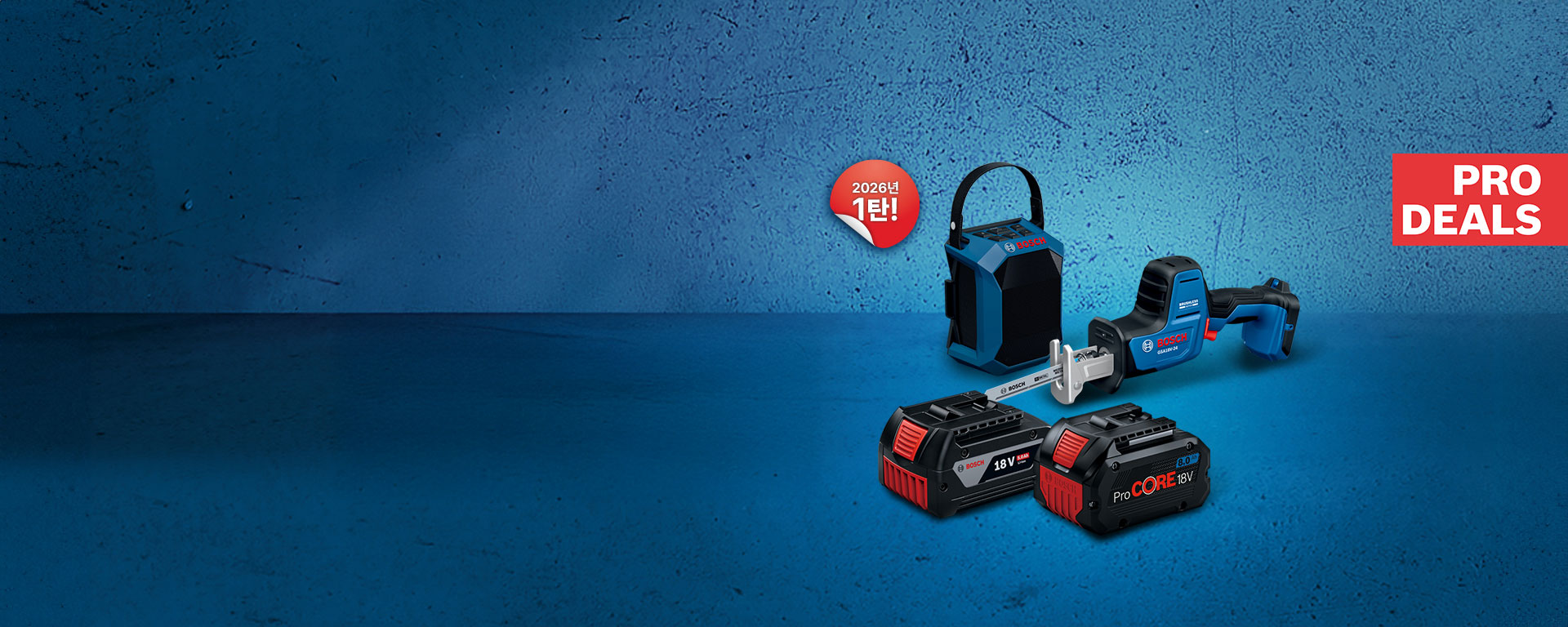 파란색 배경에 다양한 Bosch 도구와 배터리가 배열되어 있으며, 그 중에는 톱과 충전기가 포함되어 있습니다.