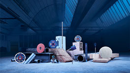 보쉬 프로페셔널 도구가 나무 판과 금속 파이프 위에 배열되어 있습니다.