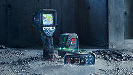 세 개의 Bosch Professional 도구가 회색 콘크리트 바닥 위에 있습니다.