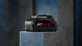 회색 표면 위의 검은 도구, 파란색과 회색 벽으로 둘러싸여 있습니다.