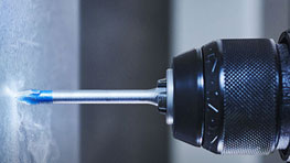 보쉬 프로페셔널 무선 드릴이 벽을 뚫고 있습니다.