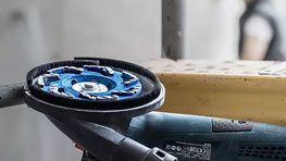 작업대 위에 있는 파란색 Bosch Professional 연마기.