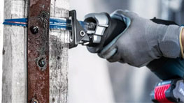 한 손이 나무 판 위에 Bosch Professional 도구를 들고 있습니다.