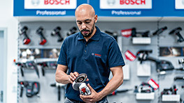 수염을 기른 남자가 손에 Bosch Professional 도구를 들고 있습니다.