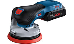 빨간 연마 디스크가 장착된 파란색 Bosch Professional 배터리 샌더.