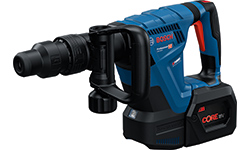 흰색 배경 위에 파란색 Bosch Professional 무선 해머가 놓여 있습니다.