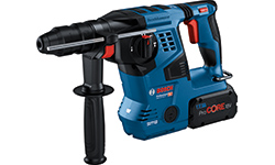 손잡이와 배터리가 있는 파란색 Bosch Professional 무선 해머 드릴.