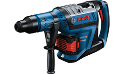 검은 손잡이 지지대가 있는 파란색 Bosch Professional 해머 드릴.