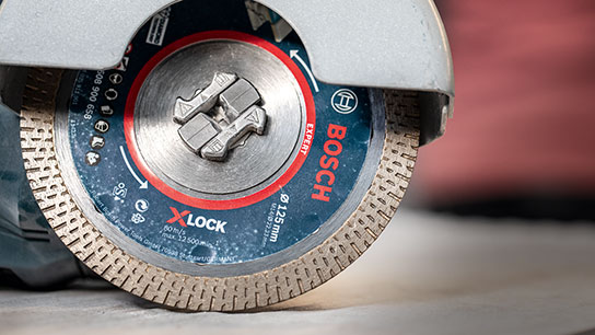 금속 가장자리가 있는 Bosch X-Lock 절단 디스크가 표면 위에 있습니다.