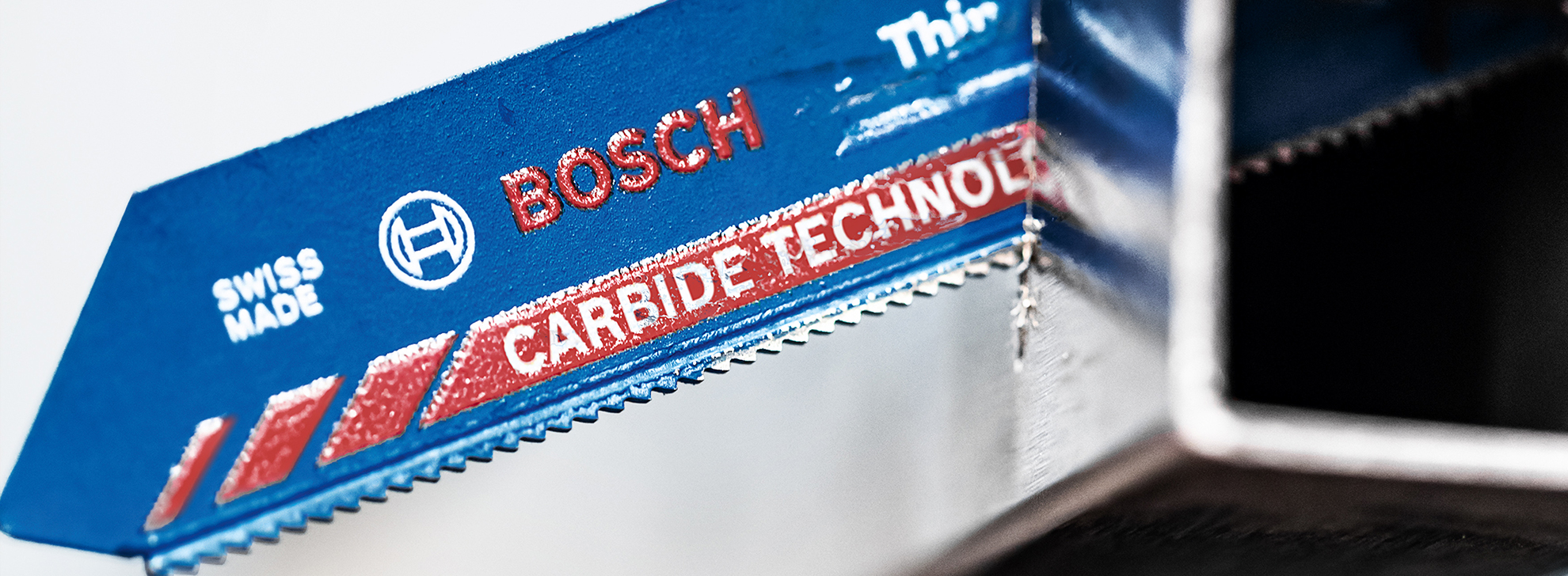 빨간색과 흰색 글씨가 있는 파란색 Bosch Professional 톱날.