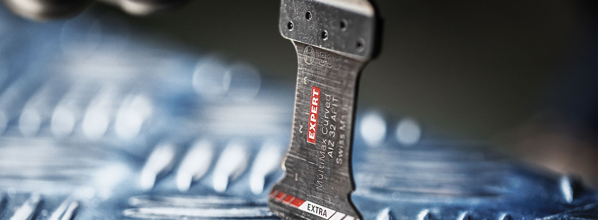 보쉬 Expert MultiMax 톱날이 금속 표면 위에 놓여 있습니다.
