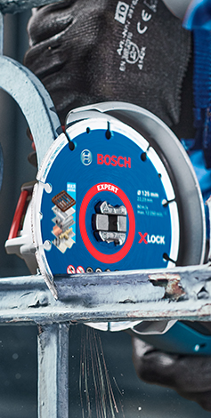 Bosch Expert XLOCK 톱날이 기계에 장착되어 있습니다.