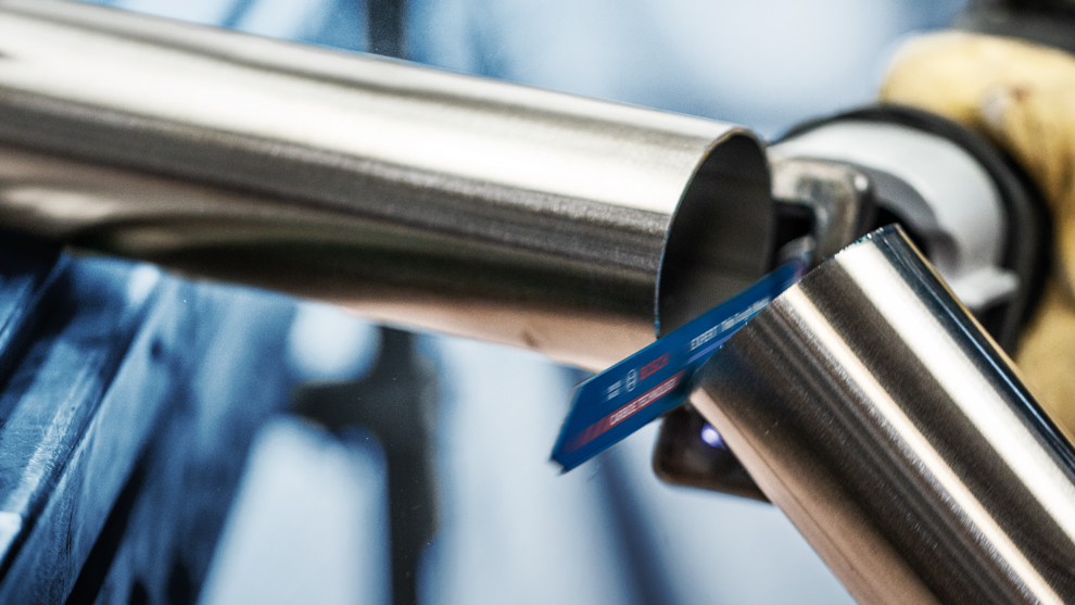 보쉬 프로페셔널 도구가 금속 파이프를 자릅니다.