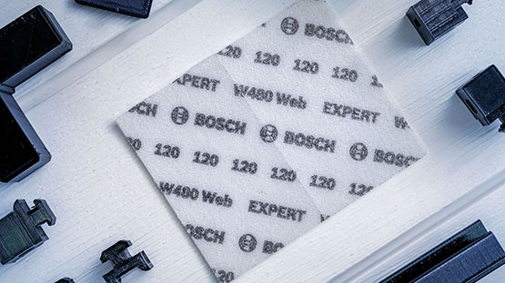 검은 인쇄가 있는 흰색 Bosch 도구 종이, 검은 부품으로 둘러싸여 있습니다.