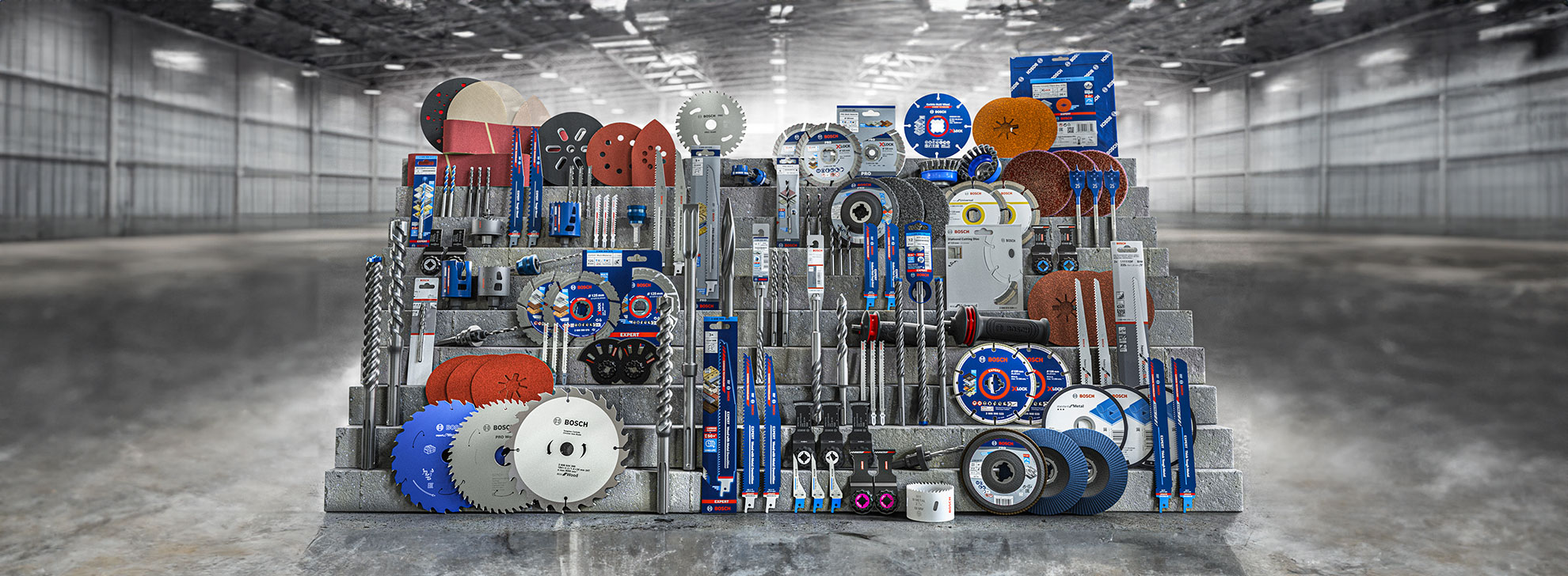 회색 배경에 배열된 다양한 Bosch Professional 도구.