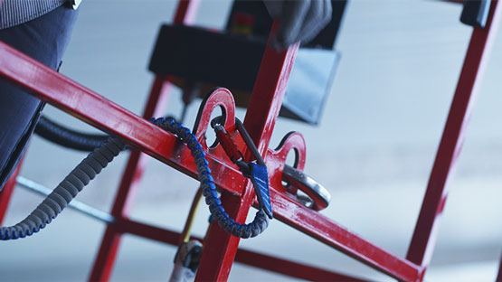 빨간 프레임과 손 도구, 배경에 있는 사람.