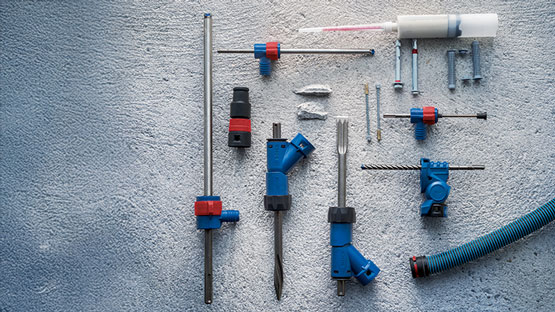 회색 배경에 배열된 파란색과 빨간색의 보쉬 전문 도구.