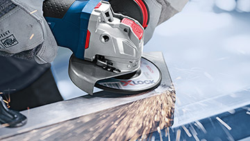 보쉬 프로페셔널 앵글 그라인더가 금속을 자르고, 불꽃이 튀고 있습니다.