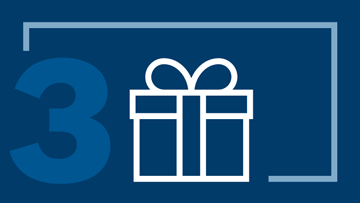 파란 배경 앞에 리본이 달린 흰색 선물 상자와 숫자 3.