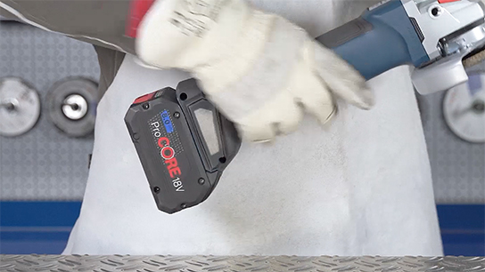 한 사람이 Bosch ProCORE 18V 배터리를 손에 들고 있습니다.