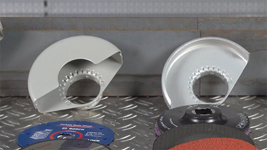 두 개의 은색 Bosch Professional 액세서리가 금속 표면 위에 놓여 있습니다.