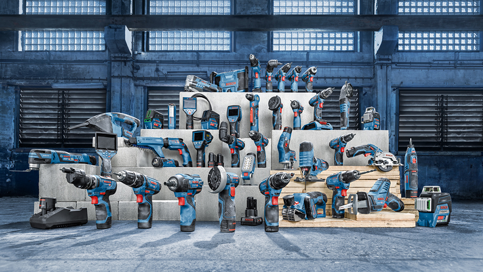 Professional 10.8V System 제품군  나무 팔레트와 콘크리트 위에 있는 다양한 Bosch Professional 도구.