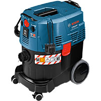 집진기 파란색 Bosch Professional 진공청소기가 검은 배경 위에 서 있습니다.