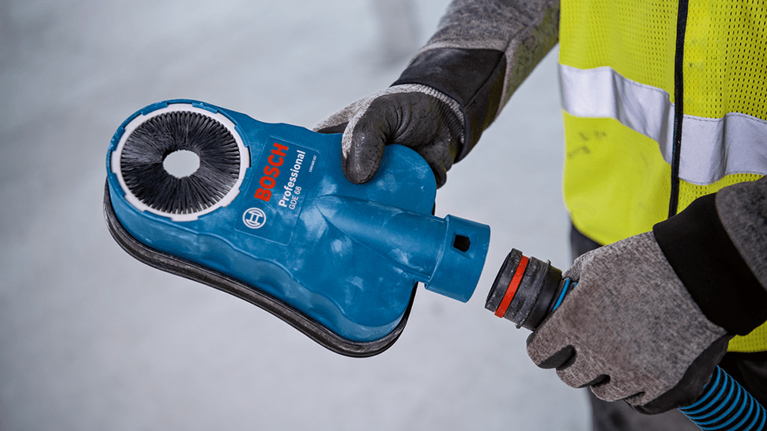 파란색 Bosch Professional 장치를 한 사람이 들고 있습니다.