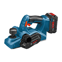 손잡이와 먼지 추출기가 있는 파란색 보쉬 프로페셔널 무선 대패.