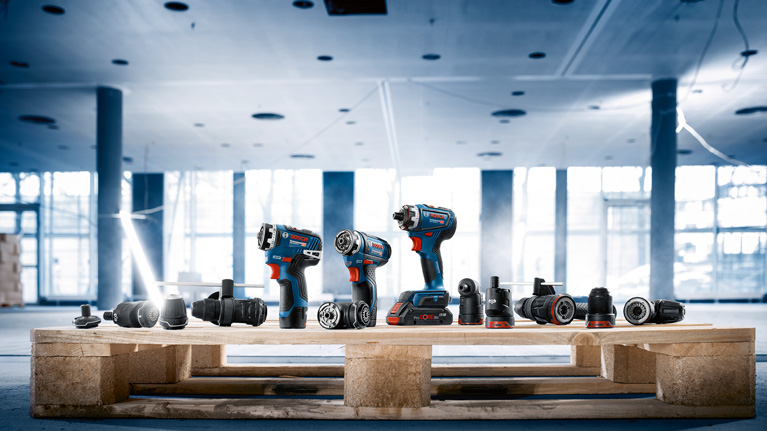 보쉬 프로페셔널 도구가 방 안의 나무 팔레트 위에 있습니다.