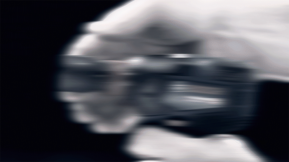 뛰어난 효율성 흐릿한 손이 Bosch Professional 무선 드라이버를 잡고 있습니다.