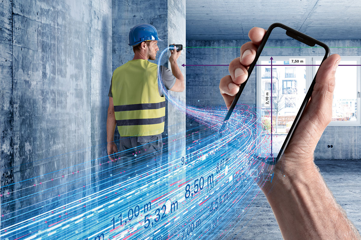 작업자가 건설 현장 방에서 레이저 장비로 측정하고 있습니다.