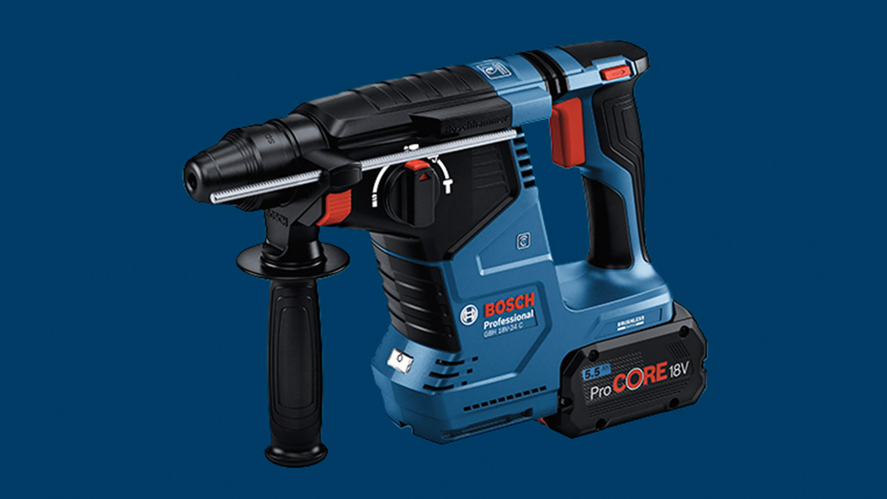 단색 배경에 있는 파란색 Bosch Professional 무선 해머 드릴.