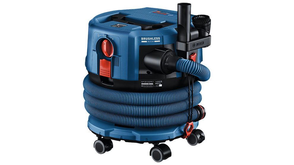유연한 호스가 있는 파란색 Bosch Professional 진공청소기가 검은 표면 위에 있습니다.