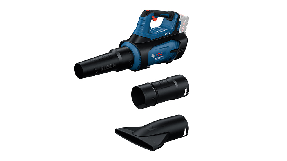 파란색 Bosch Professional 배터리 낙엽 송풍기가 흰색 배경 위에 두 개의 부속관과 함께 놓여 있습니다.