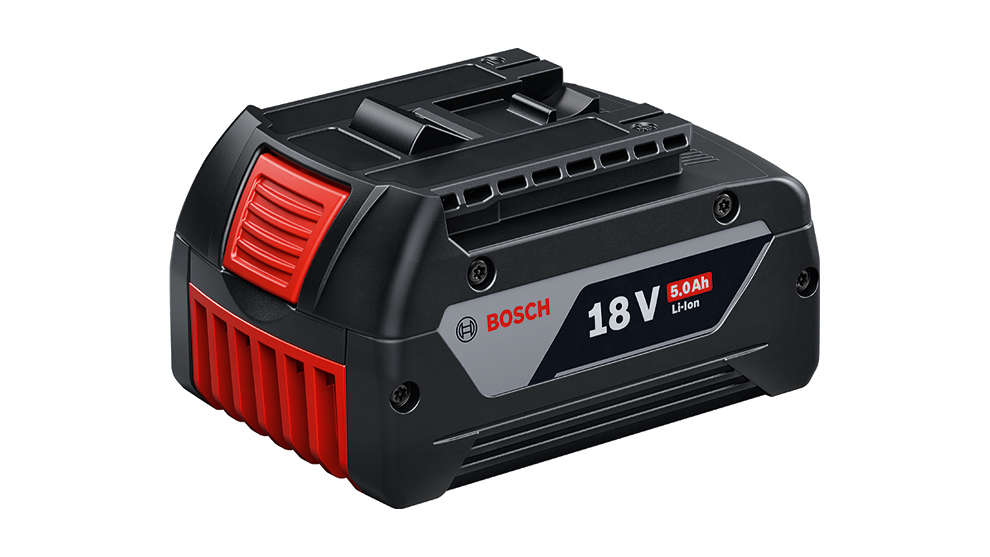 흰색 배경에 빨간 강조가 있는 검은색 Bosch Professional 배터리, 18 V 및 5.0 Ah.