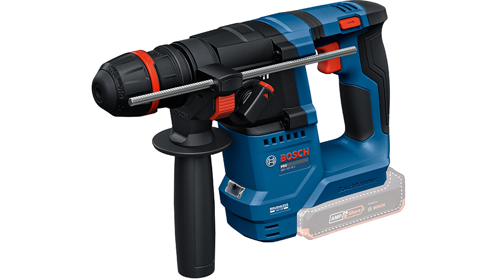 파란색 Bosch Professional 배터리 해머 드릴이 중립적인 표면 위에 빨간색 강조와 함께 서 있습니다.