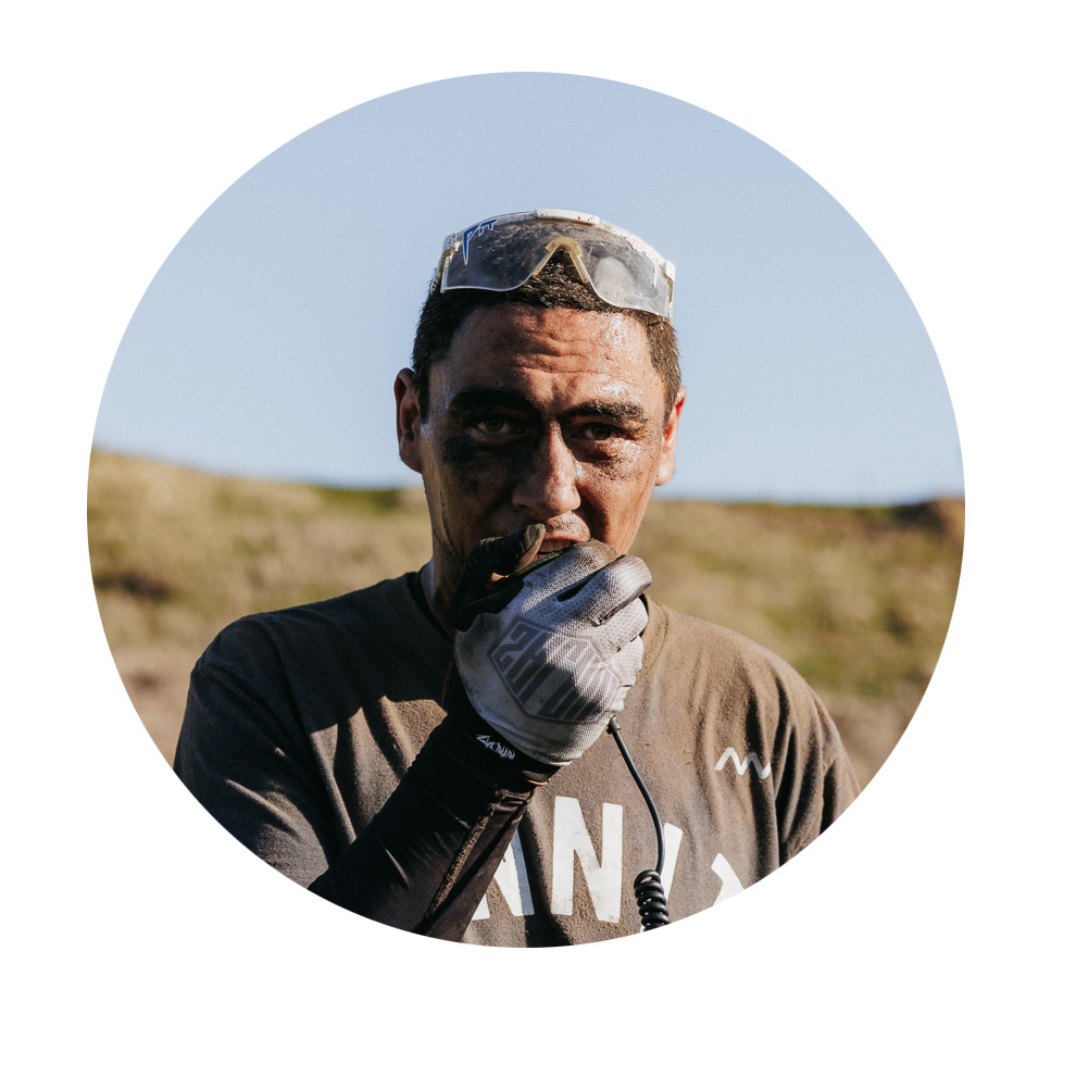 장갑을 낀 남자가 무전기에 말하고 있습니다. 더럽고 활동적입니다.