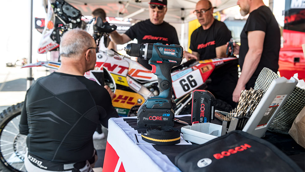 보쉬 프로페셔널 무선 드라이버가 테이블 위에 있으며, 전경에는 정비사가 있습니다.