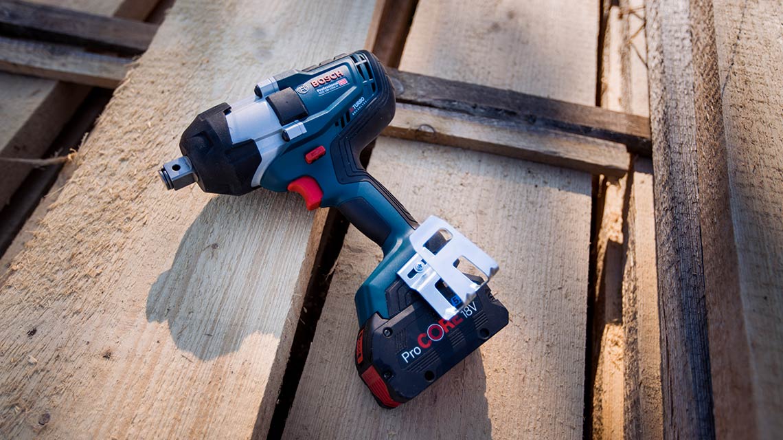 보쉬 프로페셔널 무선 공구가 나무 판자 위에 놓여 있습니다.