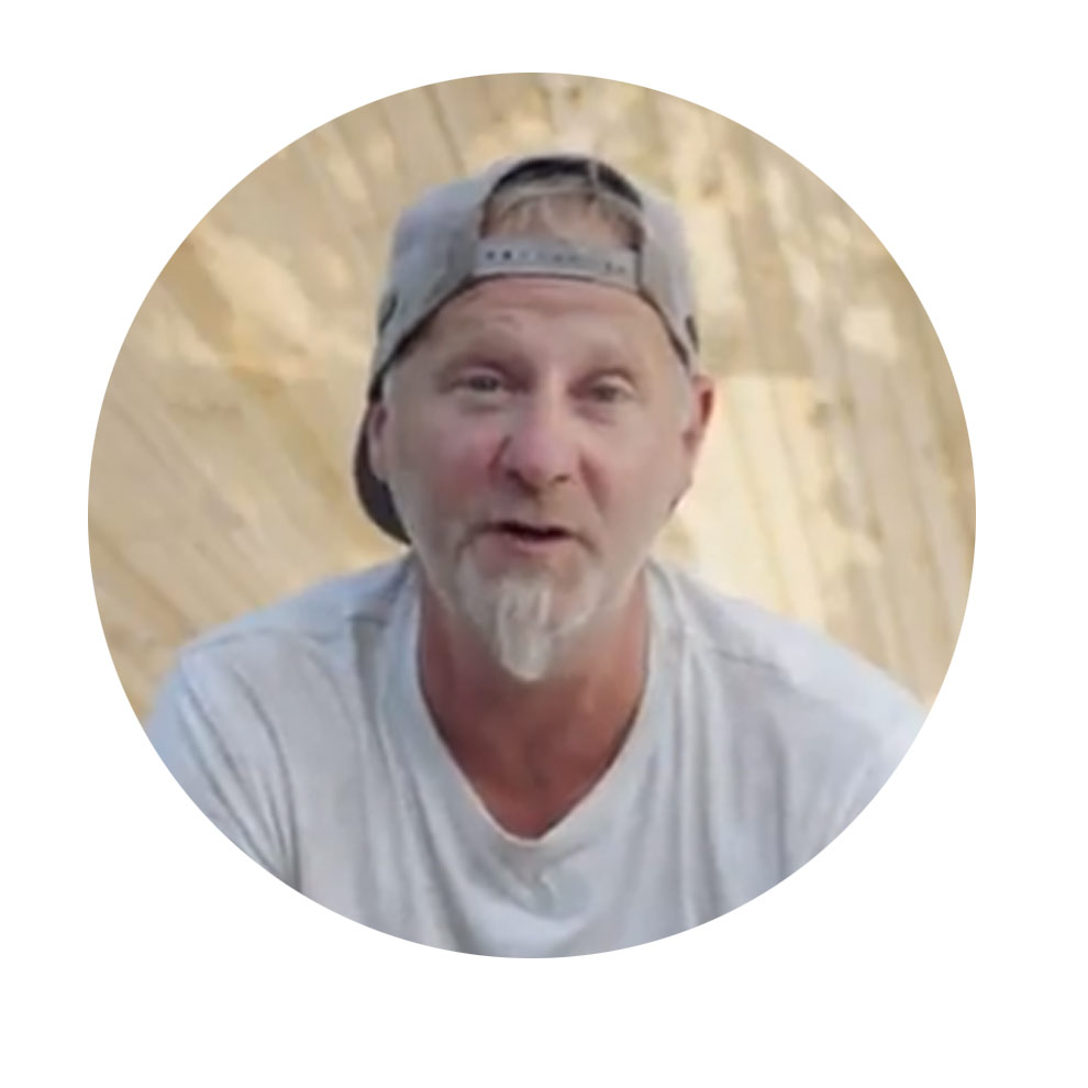 니코 뵈슬, 트랙 디자이너 짧은 머리와 모자를 쓴 남자가 나무 구조물 앞에서 미소 짓고 있습니다.