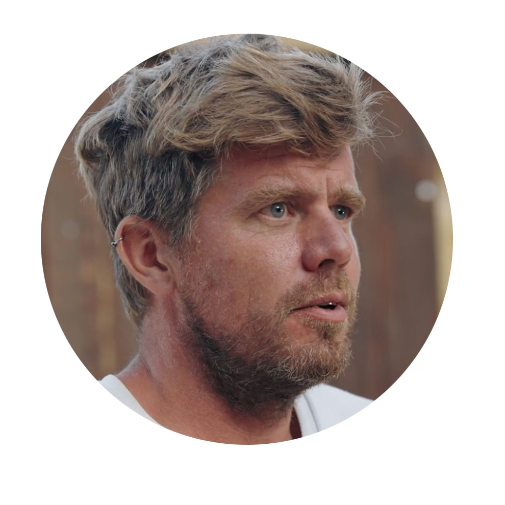 닐스 오르트만, 건설 관리자 금발 머리와 수염을 가진 남자가 생각에 잠겨 있다.