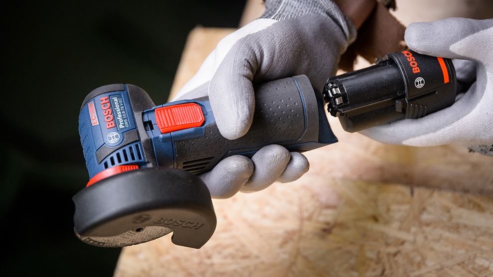보쉬 프로페셔널 무선 공구가 손에 들려 있습니다.