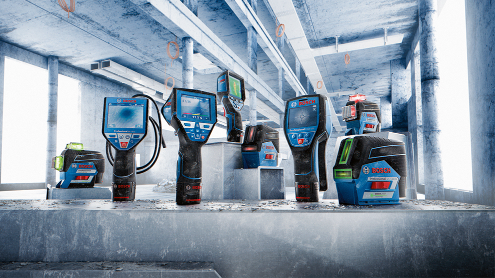 여러 개의 Bosch Professional 도구가 콘크리트 바닥에 놓여 있습니다.