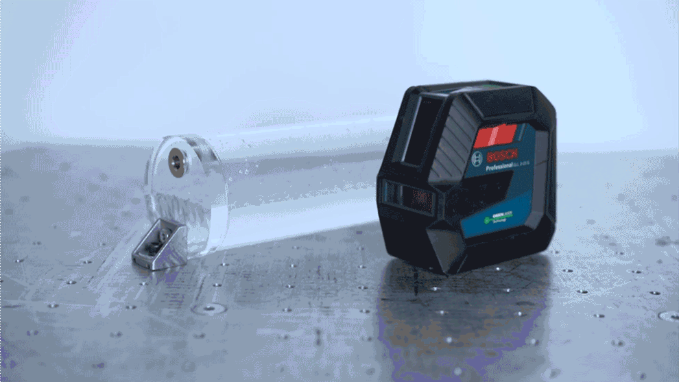 금속 표면 위의 검은색 Bosch Professional 수평계.