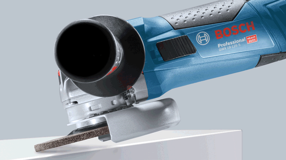 파란색 Bosch Professional 앵글 그라인더가 흰색 표면 위에 있습니다.