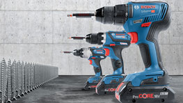 세 개의 파란색 Bosch Professional 무선 드릴이 바닥에 서 있습니다.